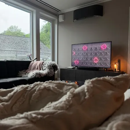 Spacious With 3 Bedrooms & Balcony In Apartment *