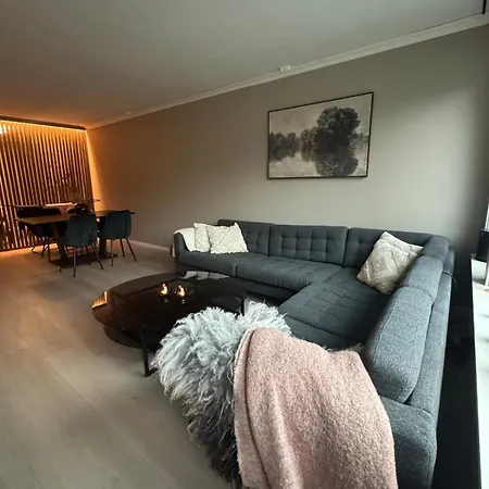 Spacious With 3 Bedrooms & Balcony In * Voss