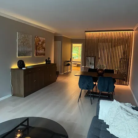 Spacious With 3 Bedrooms & Balcony In Apartment Voss