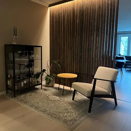 Spacious With 3 Bedrooms & Balcony In Apartment Voss